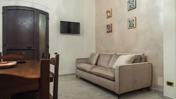 Superior-Apartment | Wohnbereich | 32-Zoll-Flachbildfernseher mit Digitalempfang