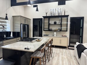 Private kitchen - 2 bedroom apartment in marvelous Glenville with all the top amenities. (Glenville)