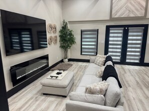 Living area - 2 bedroom apartment in marvelous Glenville with all the top amenities. (Glenville)