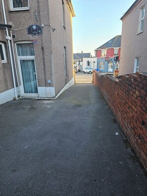 Property grounds - M4 Victoria Hub 7 (Newport)