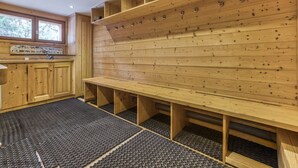 Eine Sauna mit Holzbänken und gefliestem Boden.