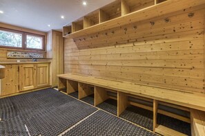 A sauna with wooden benches and a tiled floor. - Chalet Birdie - Elegant 6 bedroom chalet close to the slopes in Les Houches (Les Houches)