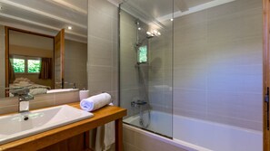 Dusche, Haartrockner, Handtücher