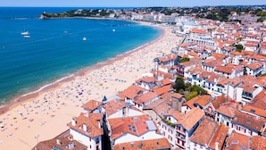 A coastal town with a beach, buildings with red-tiled roofs, and boats on the water. - Villa Souraïde with pool, games room and Basque views (Souraide)