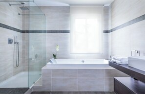 Hair dryer, toilet paper - Villa Souraïde with pool, games room and Basque views (Souraide)