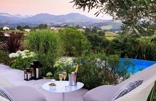 Villa Souraïde with pool, games room and Basque views