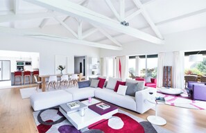 TV, fireplace, DVD player, offices - Villa Souraïde with pool, games room and Basque views (Souraide)