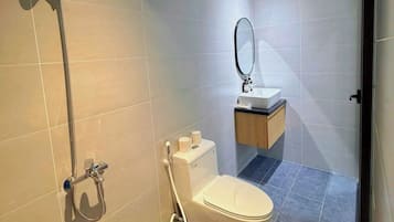 Phòng đôi Superior | Phòng tắm | Buồng tắm vòi sen, máy sấy tóc, khăn tắm, xà phòng