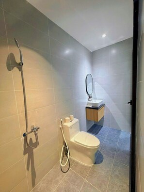 Chambre Double Supérieure | Salle de bain | Douche, sèche-cheveux, serviettes fournies, savon