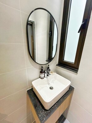Basic Studio | Bathroom - Corgi House Da Nang- Airport City Center (Da Nang)