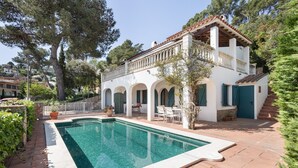 A two-story building with a swimming pool, outdoor seating, and a staircase leading to the upper level. - Villa with Pool 700 Meters from the Beach (Begur)