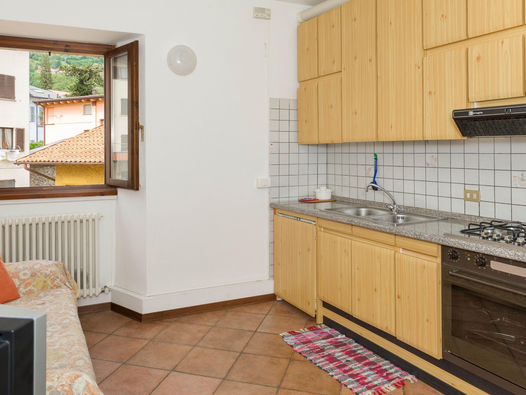 Een koelkast, een oven, kookgerei, borden en bestek