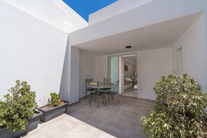 Outdoor dining - Authentic White 2Bd Flat Home in Emporio Santorini (Emporio Santorini)