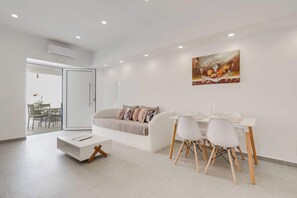 TV - Authentic White 2Bd Flat Home in Emporio Santorini (Emporio Santorini)