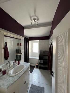 Bathroom - Vrbo Property (Savignac-les-Églises)