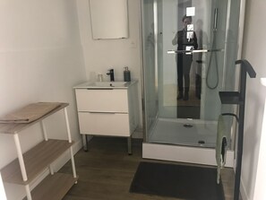Dusche, Haartrockner, Handtücher, Seife