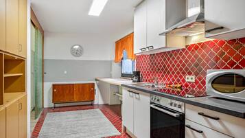 Frigorifero, microonde, forno, piano cottura