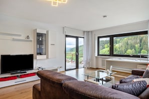 TV - Apartment 'Sommerberg – Quiet Location with Great View, 14 m² Balcony (Lauterbach)