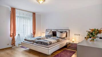 2 bedrooms, iron/ironing board, bed sheets