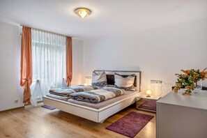 2 Schlafzimmer, Bügeleisen/Bügelbrett, Bettwäsche