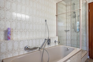 Shower, towels - Apartment 'Sommerberg – Quiet Location with Great View, 14 m² Balcony (Lauterbach)