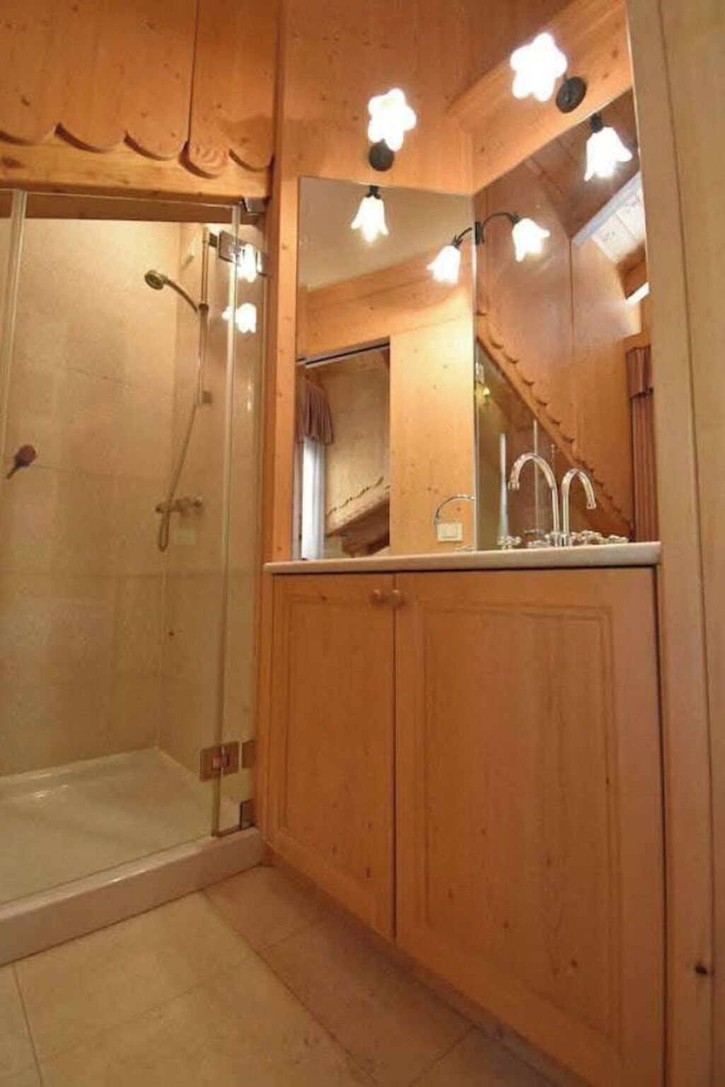 Dusche, Whirlpool, Haartrockner, Handtücher