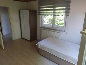 9 dormitoris, planxa i posts de planxar, wifi i roba de llit 