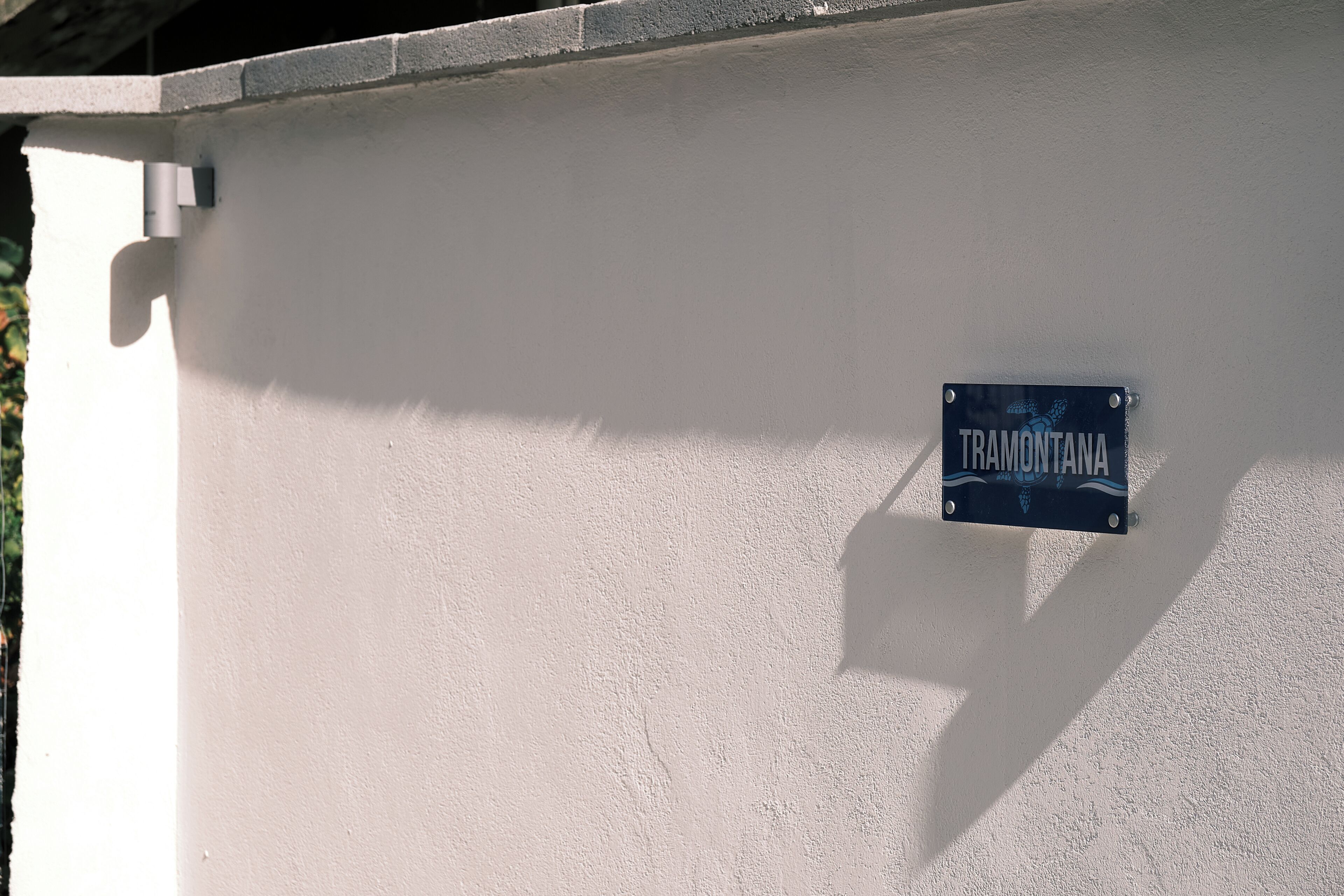A wall with a sign that reads 'TRAMONTANA'.