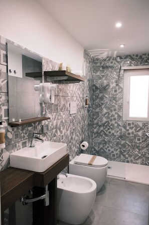 Apartamento conforto | Banheiro | Chuveiro, secador de cabelo, toalhas de banho, sabonete