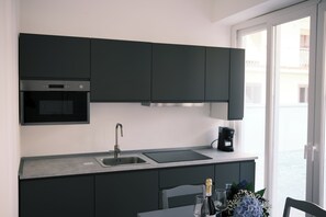 Apartamento Confort | Cocina privada | Frigorífico y microondas