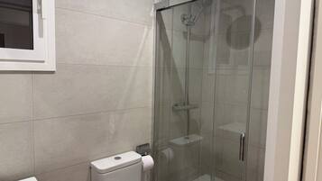 Een douche, een haardroger, handdoeken, zeep