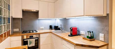 Departamento Confort, balcón, vista a la ciudad | Cocina privada