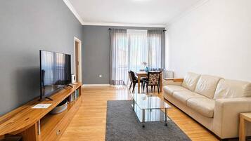 Comfort Apartment, Balcony, City View | Living area