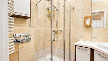 Comfort-Apartment, Balkon, Stadtblick | Badezimmer