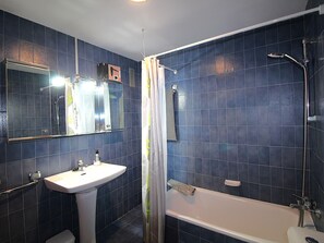 Bathroom - Apartment near beach and port - 6 guests (Llançà)