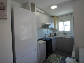 Fridge, microwave, oven, stovetop - Apartment near beach and port - 6 guests (Llançà)