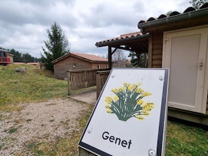 A sign with a plant illustration and the word 'Genet' on a wooden post. - PMR Chalet, pets welcome - 4 guests (Usson-en-Forez)
