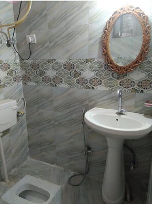 Bathroom - Hotel Herb Club Home Stay Near Lake  (Bhimtal)