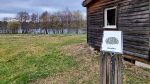 Una cabaña de madera con un letrero que dice 'Laurier' frente a un lago.