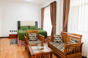 Habitación familiar doble, balcón, vistas a la montaña | Wifi gratis y ropa de cama