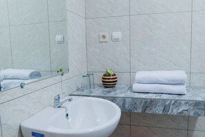 Classic dubbelrum - balkong - utsikt mot bergen | Badrum