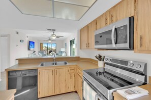 Geladeira, micro-ondas, fogão, cooktop