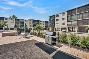 Outdoor dining - 2B/2B Fairview Isles 226 Condo, Walk to Beach, Heated Pool! (Fort Myers Beach)