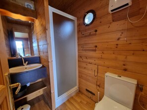 Bathroom - Nature-friendly caravan, pets allowed - 3 guests (Usson-en-Forez)