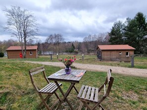 Outdoor dining - Nature-friendly caravan, pets allowed - 3 guests (Usson-en-Forez)