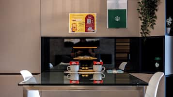 Apartamento superluxo, cozinha, vista para a cidade | Opções para refeição no quarto