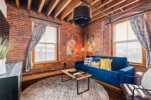 TV - Speakeasy Stay w/ Seasonal Pool + Gym in Nashville (Nashville)
