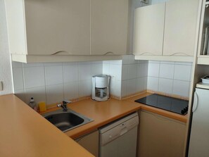 Fridge, microwave, stovetop, dishwasher - Apartment with parking - slope view (La Mongie)