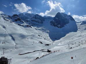 A snow-covered mountain slope with ski lifts and a clear sky. - Apartment with parking - slope view (La Mongie)