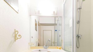 A bathroom with a sink, mirror, and shower. - Charming studio in Cavalière, pets welcome - 4 guests (Cavalière)